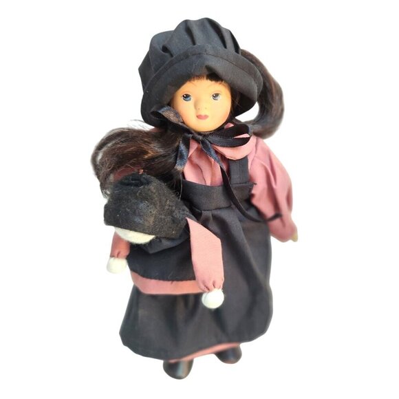 Amish-Inspired Porcelain Doll Couple With Baby Handcrafted Traditional Attire Wo - Picture 8 of 9